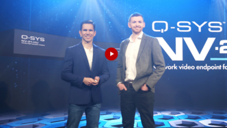 무대에서 프레젠테이션을 하는 두 사람의 비디오 미리보기 이미지