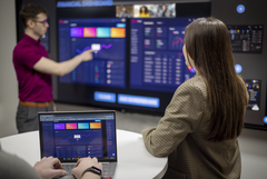 노트북 및 Alleo Control Plugin이 표시되는 화면