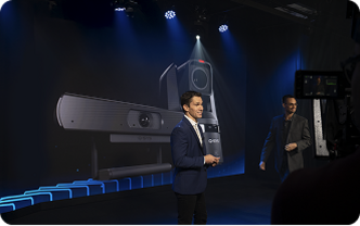 무대에서 프레젠테이션을 하는 두 사람의 비디오 미리보기 이미지