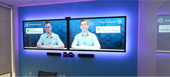 Q-SYS 주변 장치가 있는 오스틴 체험 센터 회의실 보기