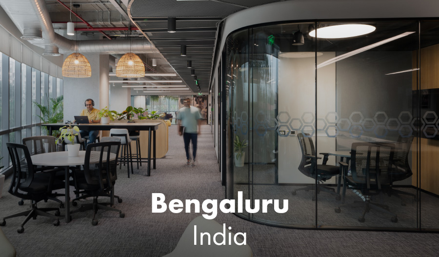 인도 벵갈루루에 위치한 Q-SYS 체험 센터의 회의실과 사무실 공간 와이드 샷