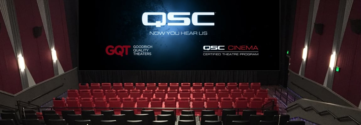 대형 스크린에 QSC 로고를 표시하는 켄달 11 GDX 단지 내 영화관