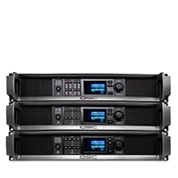 서로 차곡히 쌓아진 3개의 QSC CDX-Q 파워앰프