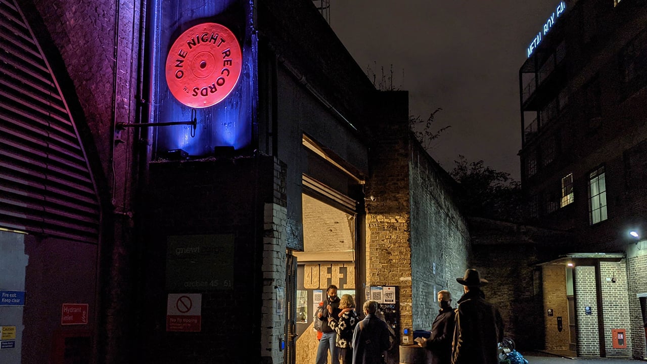 밤에 원나잇 레코드 입구 외부 샷