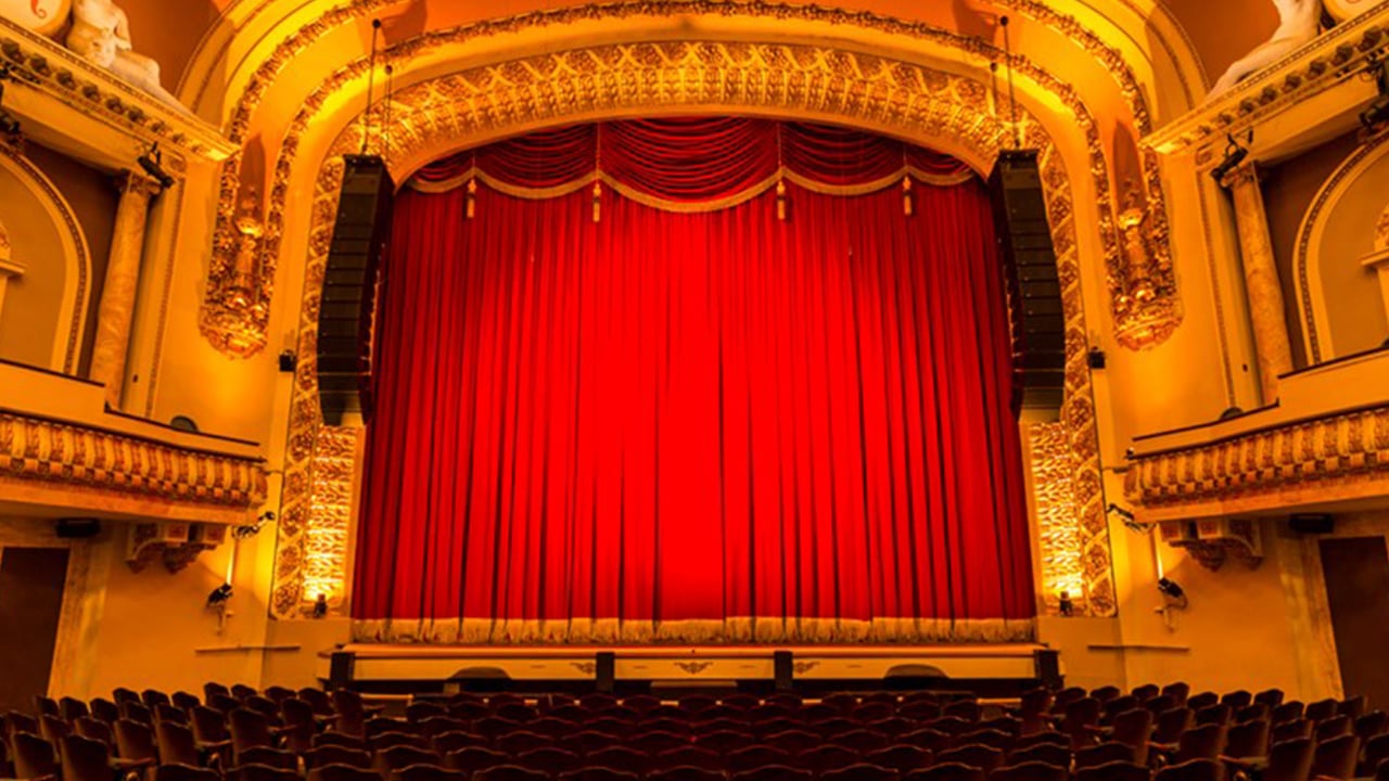 장미 색상 커튼이 있는 왕립 극장 무대의 보기