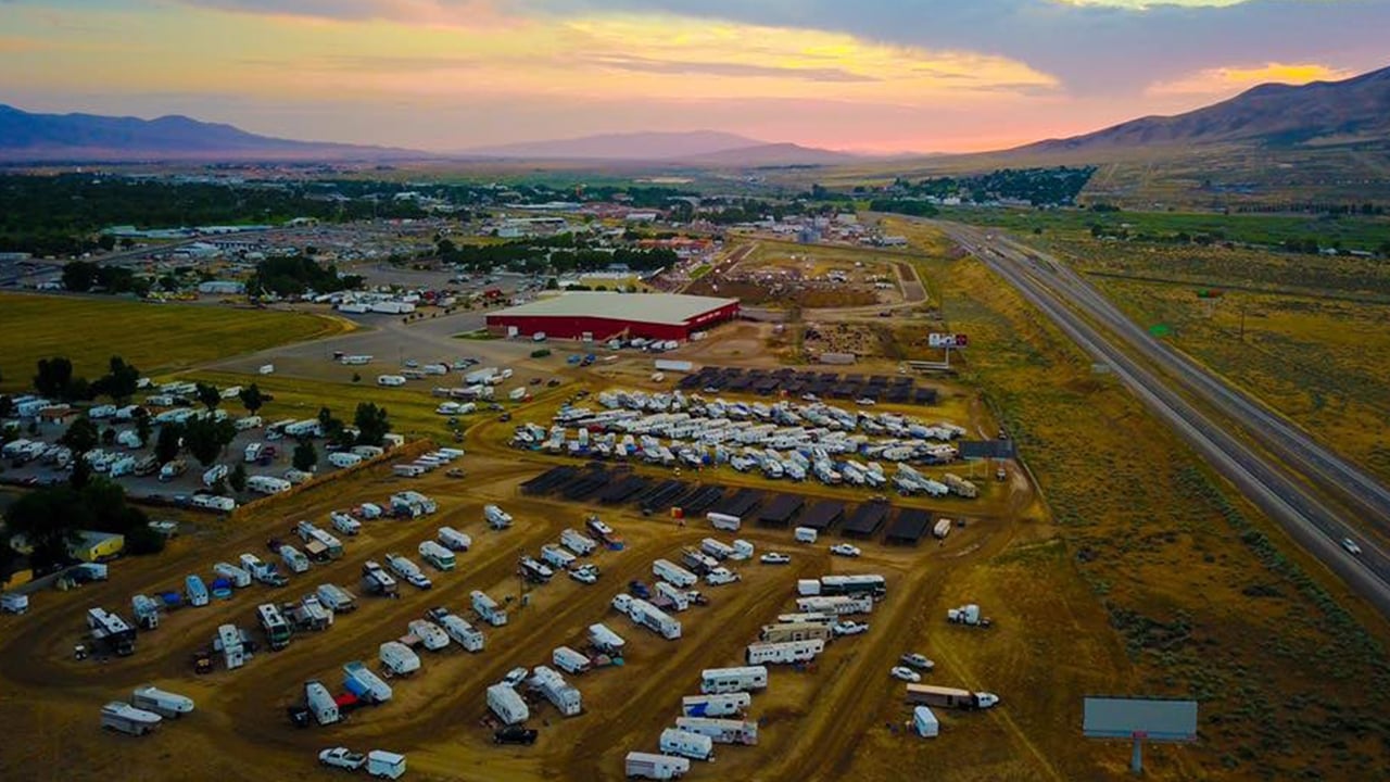 자동차로 가득 찬 위네무카 이벤트 센터와 주차장의 와이드 샷