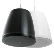 펜던트 마운트 라우드스피커 후면과 화이트 색상으로 된 두 개의 QSC 펜던트 장착 라우드스피커의 전면 왼쪽 각도 보기