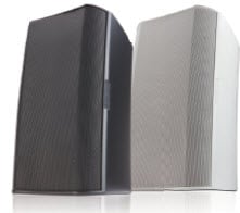 표면 실장 라우드스피커 후면과 화이트 색상으로 된 두 개의 QSC 표면 장착 라우드스피커의 전면 왼쪽 각도 보기