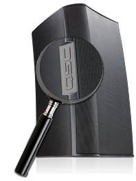 스피커의 QSC 로고를 검사하고 확대하는 돋보기