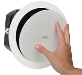 QSC AcousticDesign 스피커에 그릴을 설치하는 손