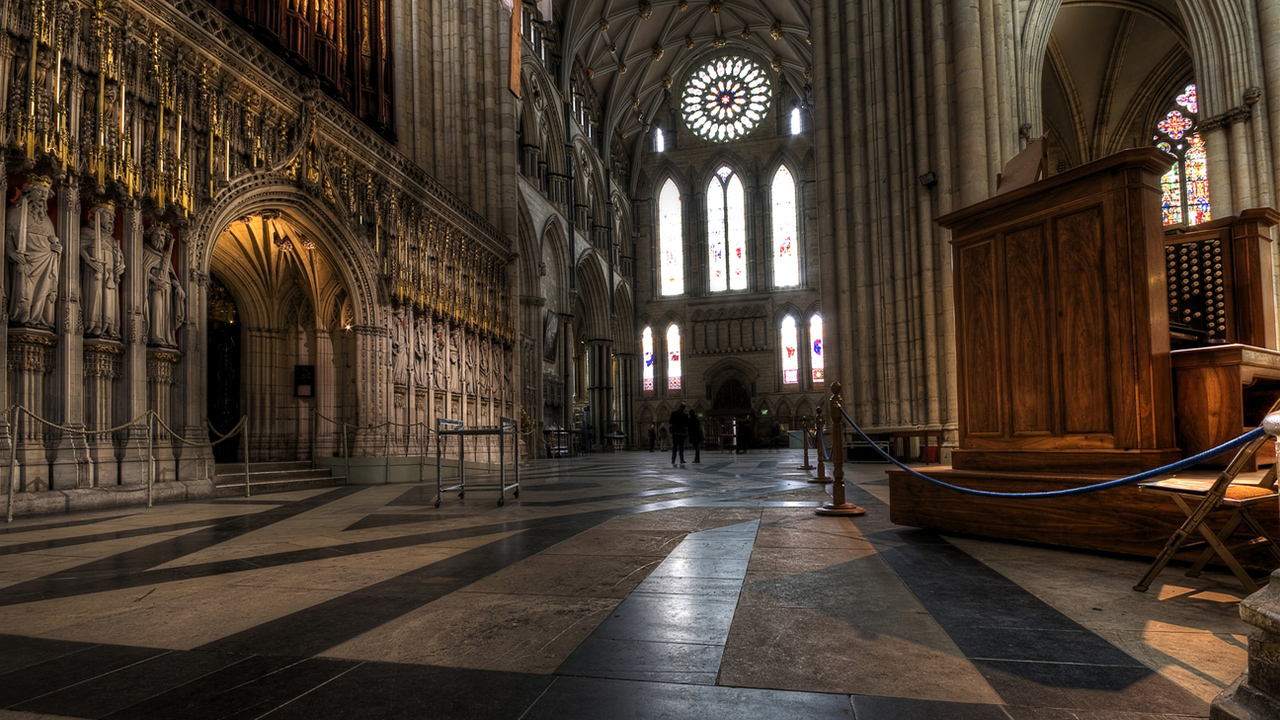 Q-SYS 통합 시스템으로 개선된 요크의 성 베드로 대성당과 메트로폴리탄 교회 내부 모습