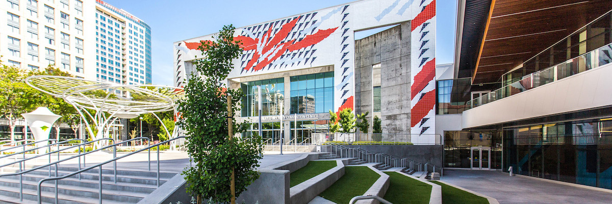 맥에너리 컨벤션 센터의 건축물의 세련된 입구 전경