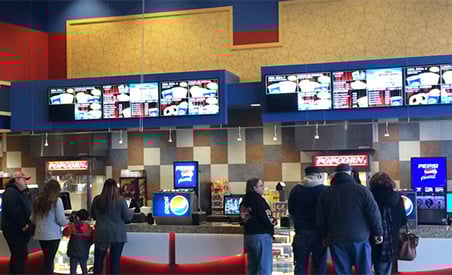 굿리치 퀄리티 시어터 내부에 분주한 매점 - 켄달 11 GDX