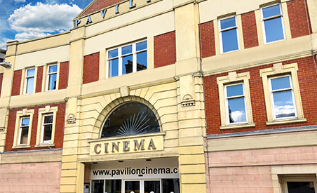 화창한 날의 파빌리온 시네마 입구 외부 전경
