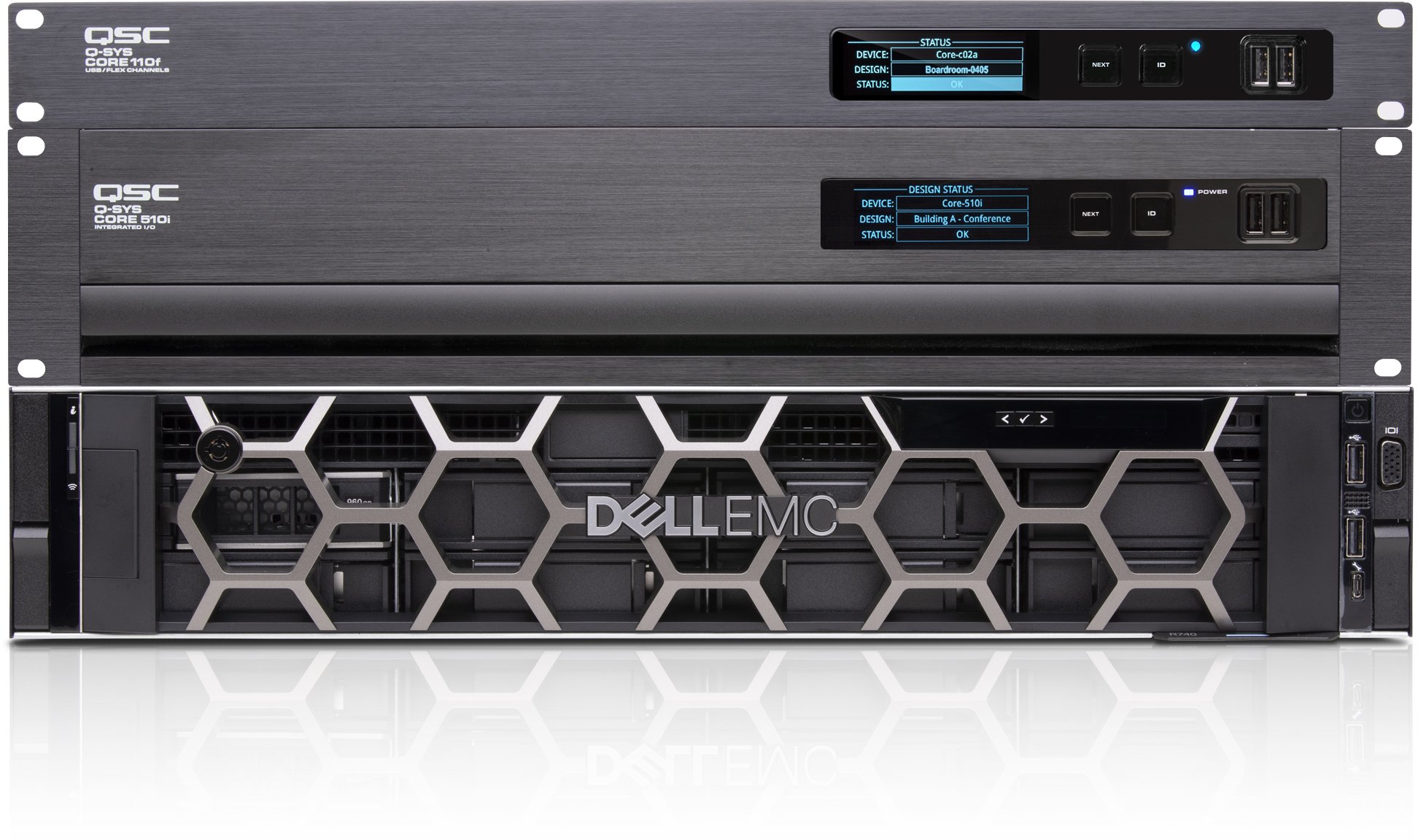 세 개의 Q-SYS 하드웨어를 서로 쌓아 올린 전면도