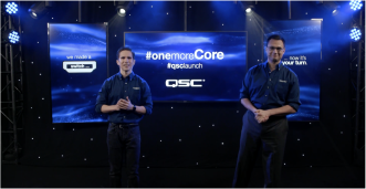 무대에서 프레젠테이션을 하는 두 사람의 비디오 미리보기 이미지