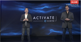 무대에서 프레젠테이션을 하는 두 사람의 라이브 비디오 미리보기 이미지