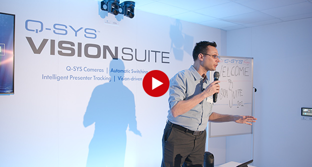 Q-SYS VisionSuite 객실에서 프레젠테이션하는 남성의 비디오 썸네일