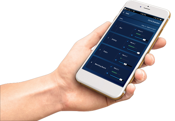 MPP-M 믹서 컨트롤이 표시된 스마트폰을 들고 있는 손