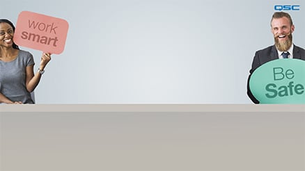 "스마트하게 일하세요"와 "안전하세요"라는 피켓을 들고 있는 두 사람