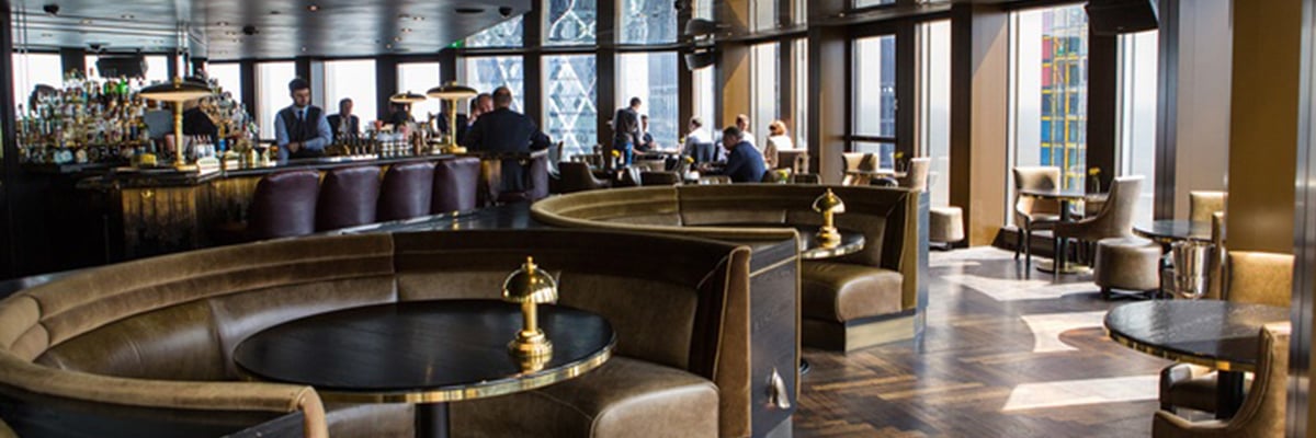 Q-SYS 스피커가 있는 시티 소셜 런던 내부 바