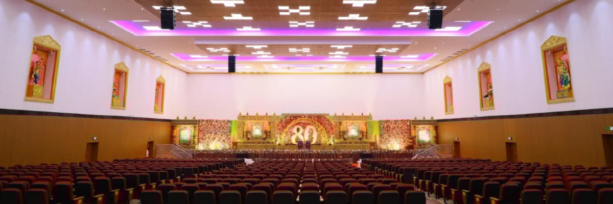 Adhiparasakthi(아디파라삭티) 예술 및 과학 대학 강당 끝에 있는 주 전경