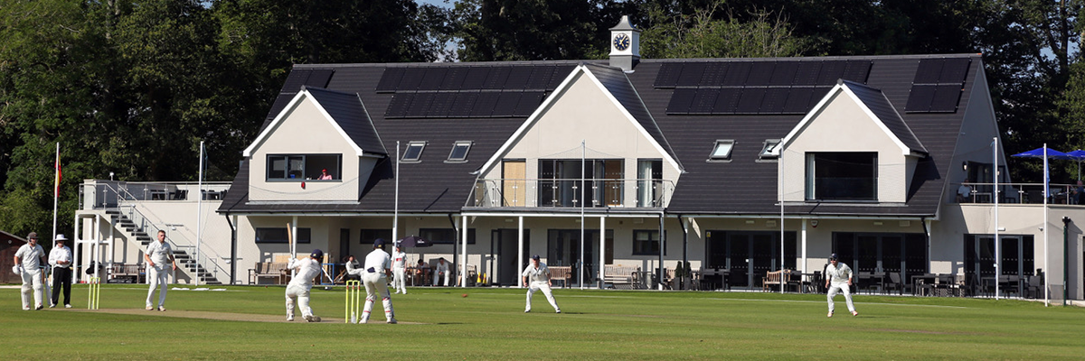야외에서 경기장에서 연습하는 선수들이 있는 Falkland Cricket Club(포클랜드 크리켓 클럽)