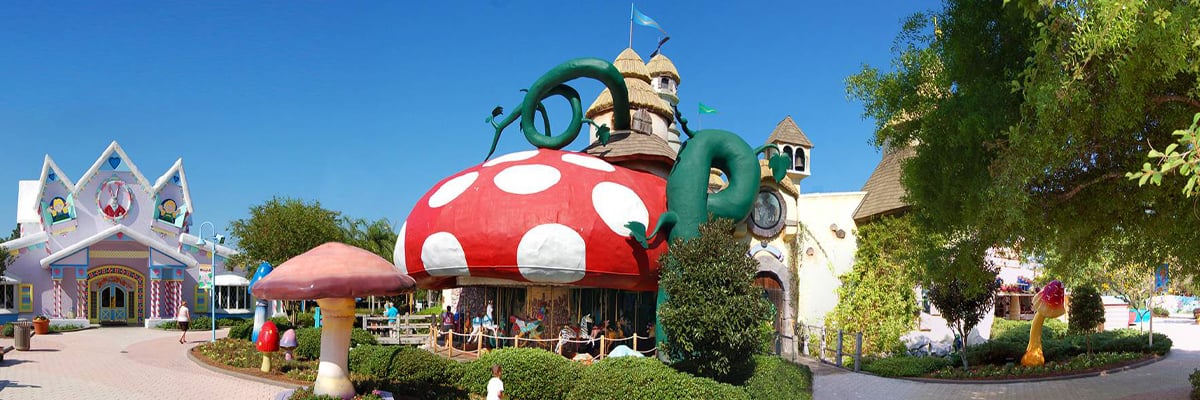 Give Kids The World Village(기브 키즈 월드 빌리지)에서 버섯 회전 목마 타기