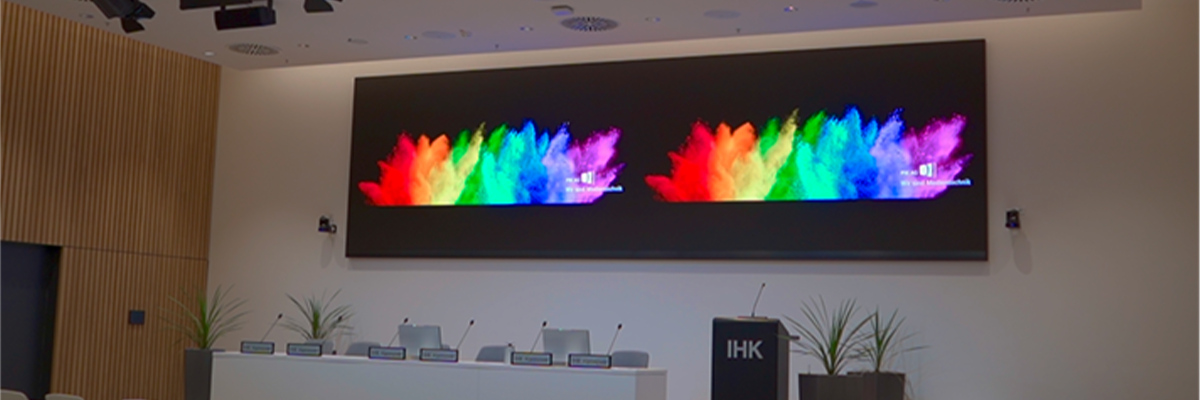 플랫폼 위에 컬러 모양을 표시하는 대형 화면 이미지