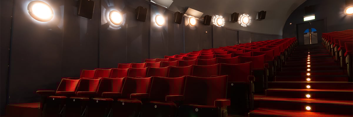 빨간색 좌석이 있는 파빌리온 시네마 극장의 왼쪽 보기