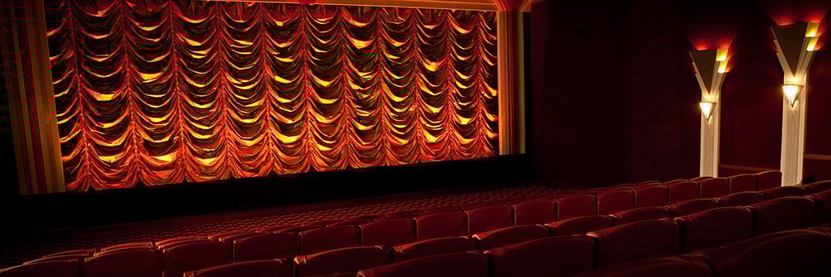 웰링턴의 더 록시 시네마에서 무대를 향해 붉은 커튼이 쳐진 무대 전경
