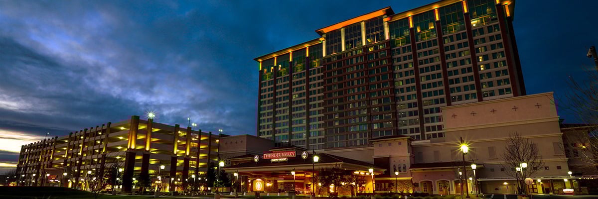 스타일리시하게 조명이 들어오는 썬더 밸리 카지노 리조트의 밤