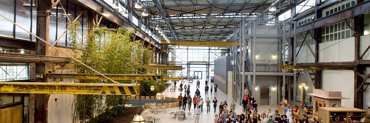 Urban Outfitters(어반 아웃피터스) 기업 캠퍼스 입구 내부 전경