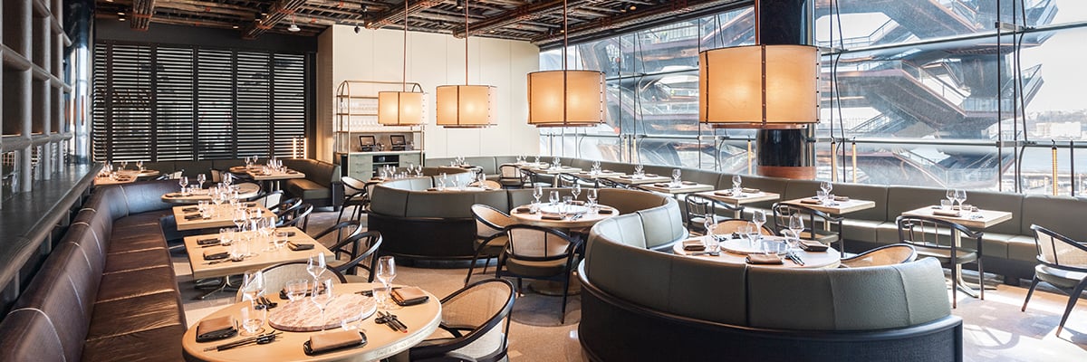 고객을 위해 빈 테이블이 모두 깔끔하게 세팅된 와일드 잉크 레스토랑 앤 바의 내부 모습