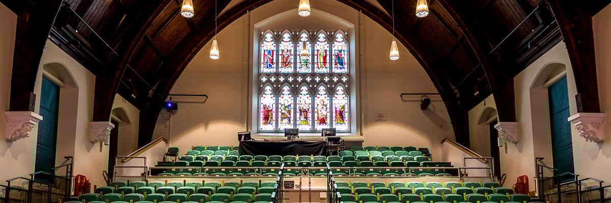 Epsom(엡섬) 대학의 스테인드 수업과 강의실 뒤편