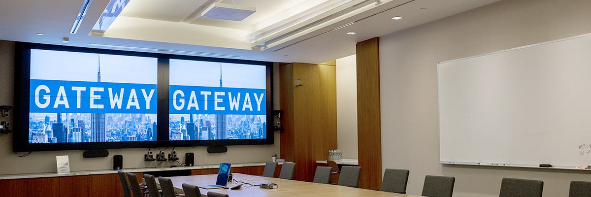 Gateway(게이트웨이) 본사의 Q-SYS 하드웨어 및 주변기기를 갖춘 대형 회의실