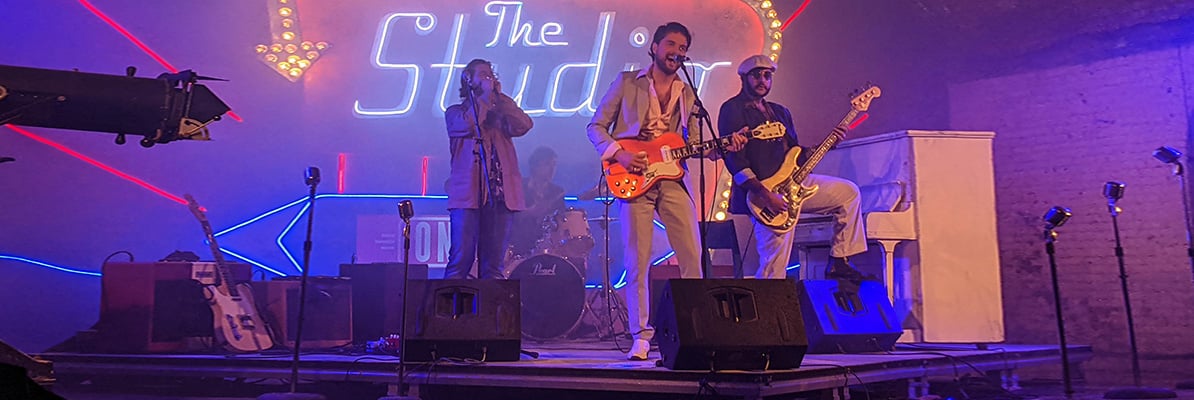 무대에서 공연하는 4명의 멤버로 구성된 밴드