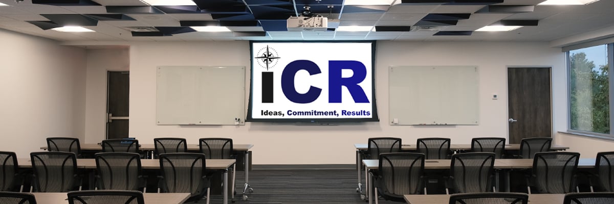 프로젝터 스크린에 iCR 로고가 있는 iCR 본사의 빈 교육실