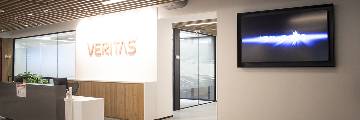 밝게 빛나는 로고와 디스플레이가 있는 Veritas(베리타스) 접수 데스크