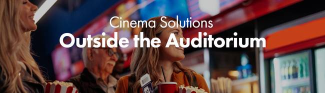 매점에서 팝콘과 음료를 가득 채운 손을 들고 있는 영화 관객