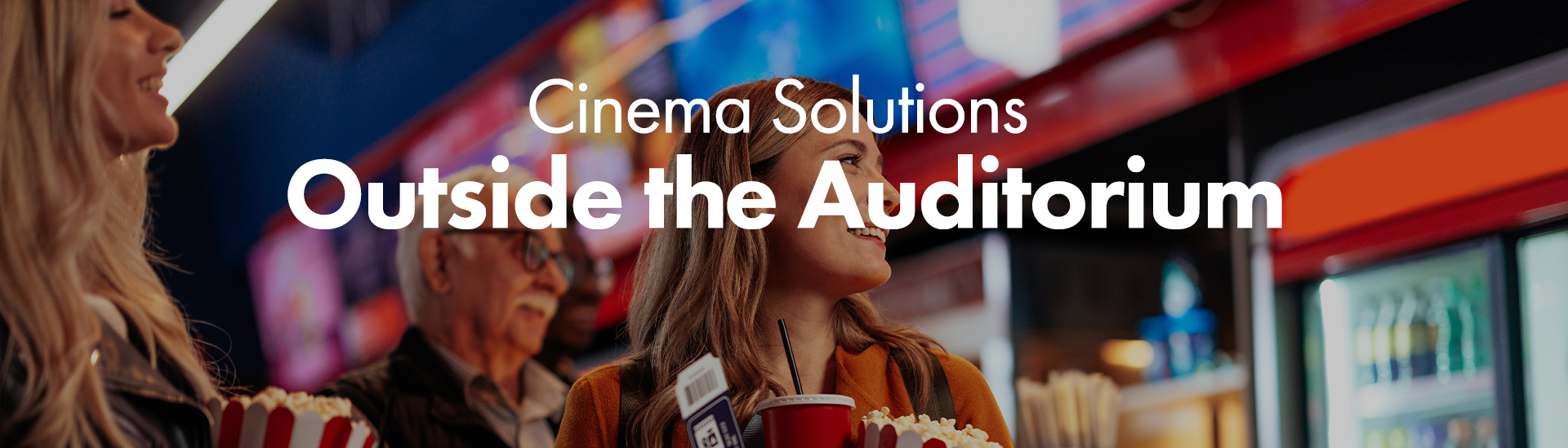 매점에서 팝콘과 음료를 가득 채운 손을 들고 있는 영화 관객