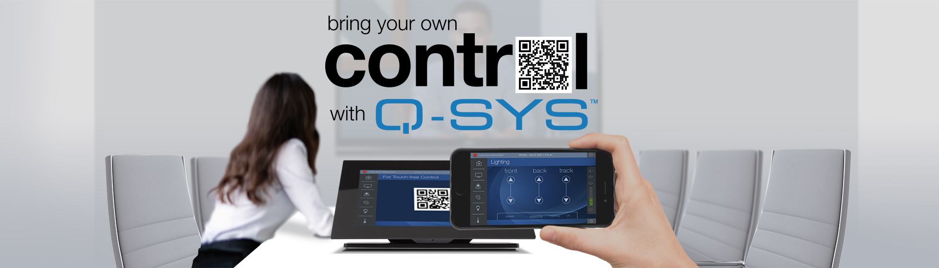 Q-SYS 제어 애플리케이션을 표시하는 터치스크린 리본 전면 전화기 배너